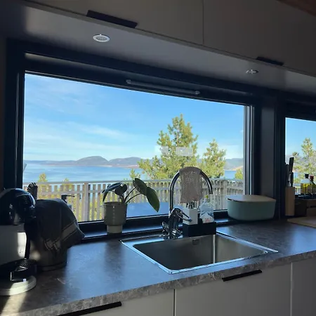 Large Modern With A Spectacular View! *