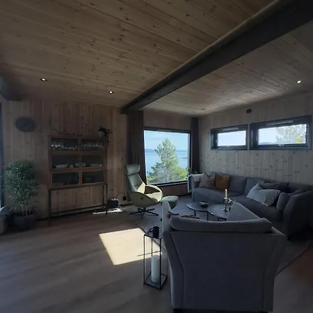 Large Modern With A Spectacular View!