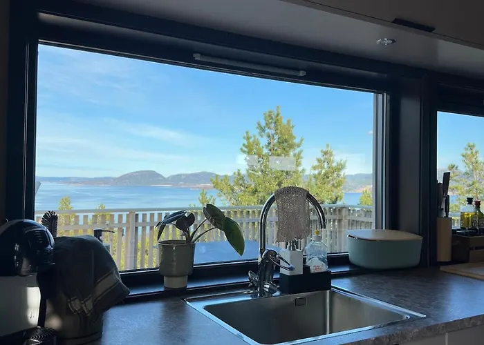 Large Modern With A Spectacular View! *